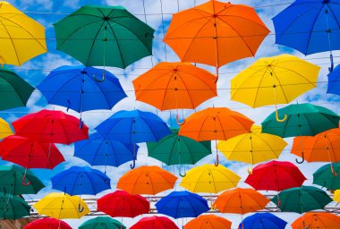 Sokakta renkli şemsiyeler