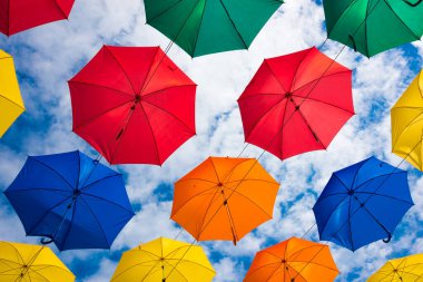 Sokakta renkli şemsiyeler