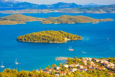 Deniz kıyısının havadan görünüşü 