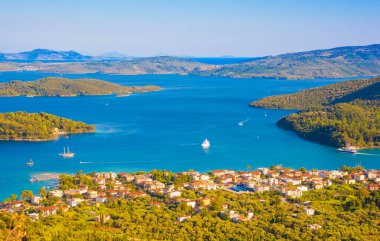 Deniz kıyısının güzel manzarası