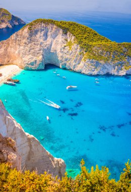 Kayalık deniz kıyısının havadan görünüşü