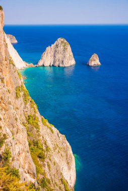 Yunanistan 'da denizde duran kayalar, kostüm manzarası