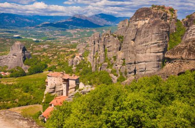 Meteor manastırı, manastır, kayanın tepesinden manzara, antik şehrin büyük simgesi.