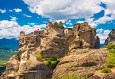 Meteor manastırları, manastırlar, İtalya 'nın antik Montserrat şehrinin ünlü simgesinin manzarası.