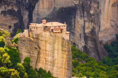 Büyük günbatımının dağlarındaki meteora manastırı.