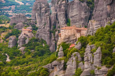 Montserrat 'ın varsayımına göre dağlardaki meteora manastırı.