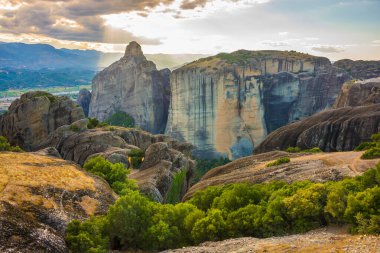 meteora, 6 Ağustos 2018: kutsal vadideki ünlü manastır manzarası