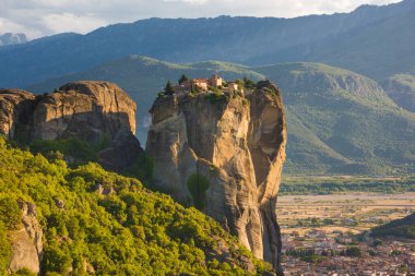 Meteor manastırları, manastırlar, dağın tepesinden manzara, büyük güneş, en yüksek dağlar.