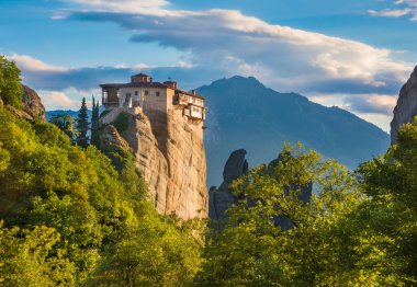 Yazın dağların güzel manzarası