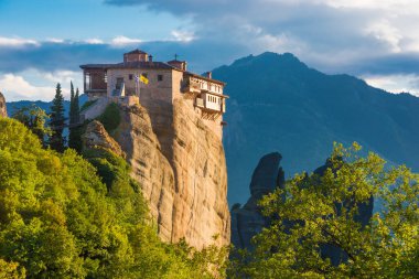 Antik kilise binasıyla dağların güzel manzarasının manzarası.