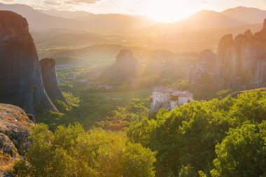 Kutsal günbatımının dağlarındaki meteora manastırları