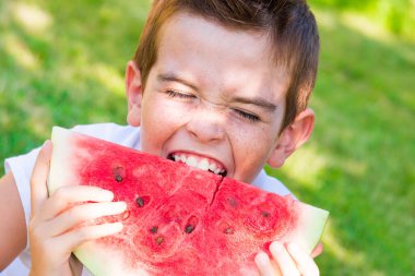 genç çocuk karpuz yeme