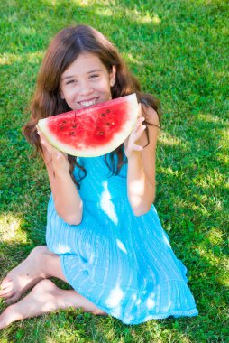 Parkta karpuzlu genç kız