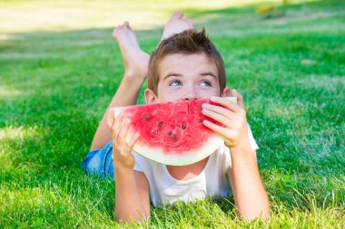 Karpuz dilimli genç bir çocuk
