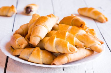 Tahta masada taze kruvasanlar.