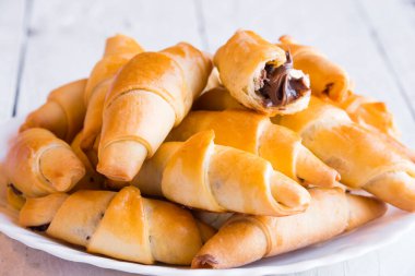 Beyaz tabakta reçelli taze çörekler