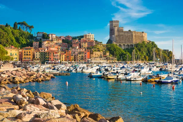 Cinque Terre, İtalya 'da renkli evler
