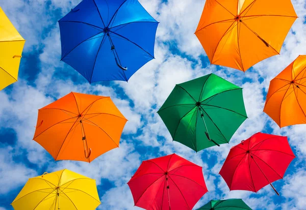 Sokakta renkli şemsiyeler