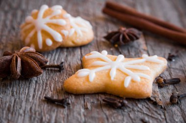 Ahşap arka planda zencefilli kurabiyeler