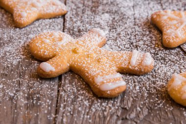 Beyaz ahşap arka planda noel kurabiyeleri