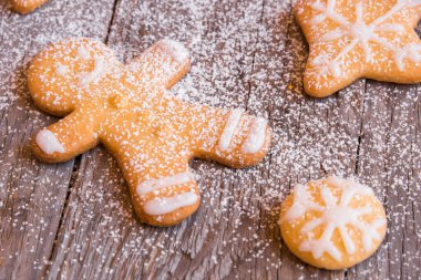 Ahşap arka planda zencefilli kurabiyeler