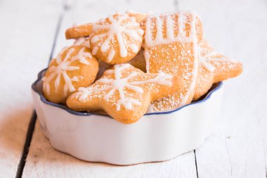 Beyaz ahşap arka planda noel kurabiyeleri.