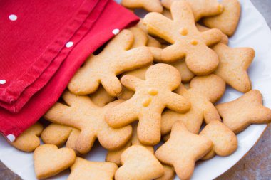 Beyaz arka planda noel kurabiyeleri