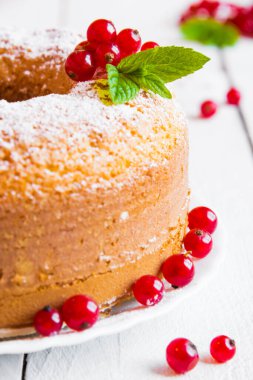 Lezzetli pasta, beyaz tabakta taze böğürtlen