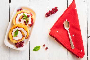 Böğürtlenli ev yapımı turta ve beyaz ahşap arka planda meyveler