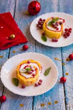 Böğürtlenli ve pudra şekerli ev yapımı tatlı kekler