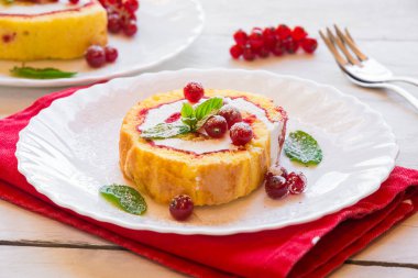 Lezzetli peynirli kek ve beyaz tabakta nane şekeri.