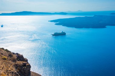 Deniz kıyısındaki dağların güzel manzarasının manzarası