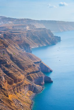 Deniz kıyısındaki dağların güzel manzarasının manzarası