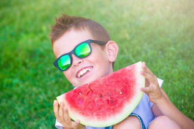 Parkta karpuzlu genç bir çocuk.