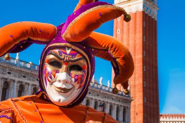 Venedik, İtalya 'da karnaval maskesi takan kişi