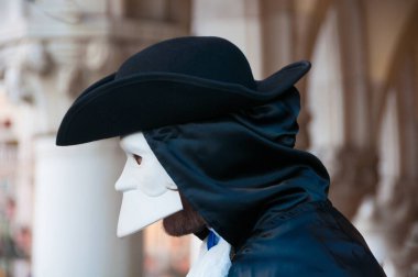 Venedik, İtalya 'da karnaval maskesi takan bir adam.