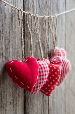 Ahşap arka planda kalp şeklinde kırmızı yastıklar