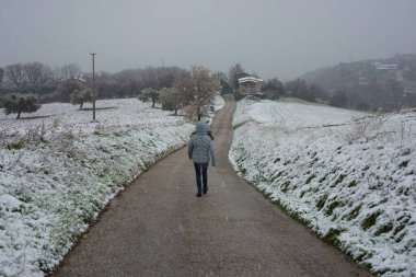 Yol ve tarlalarla kasvetli manzara