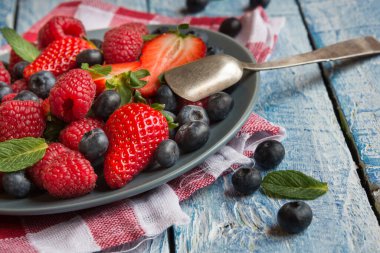 taze böğürtlen ve ahşap zemin üzerinde nane
