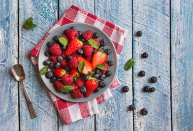 Ahşap arka plan üzerinde taze olgun çilek