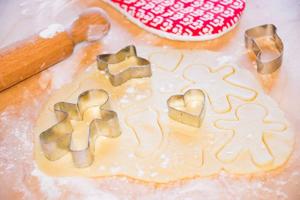 Biscoitos Gengibre Natal Com Glacê Farinha Fundo Madeira — Fotografia de Stock