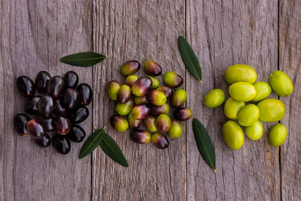 Olives Vertes Fraîches Sur Fond Bois — Photo