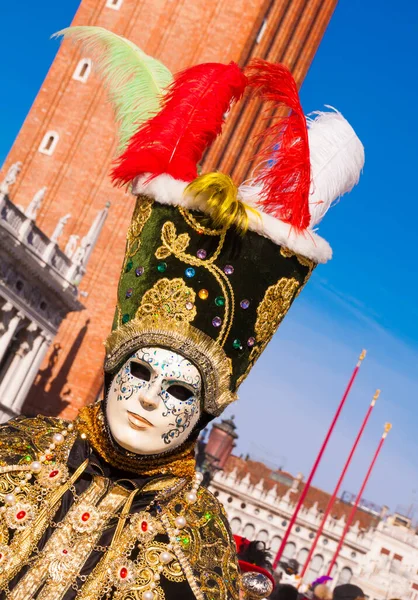 Venedik, İtalya 'da karnaval maskesi takan kişi