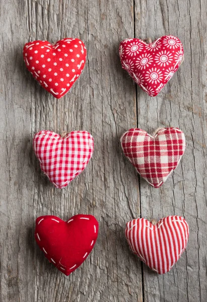 Almohadas Rojas Forma Corazón Sobre Fondo Madera — Foto de Stock