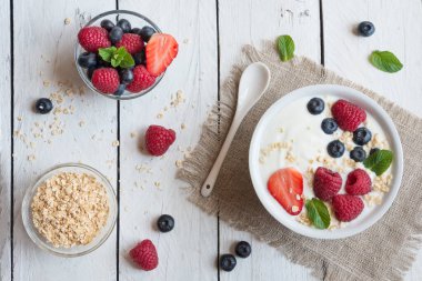 Ahşap arka planda taze böğürtlenli yoğurt.
