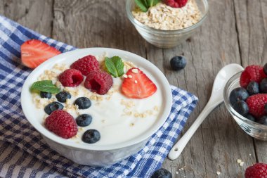 Ahşap arka planda taze böğürtlenli yoğurt.