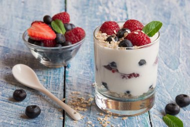 Ahşap arka planda taze böğürtlenli yoğurt.