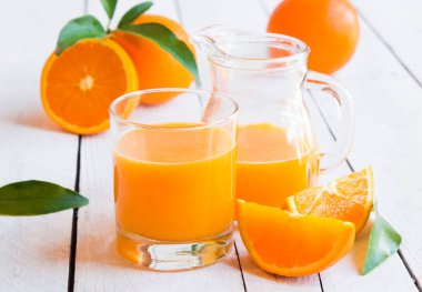 Tahta masada taze portakal suyu yakın plan çekimi.