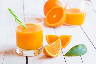 Tahta masada taze portakal suyu yakın plan çekimi.