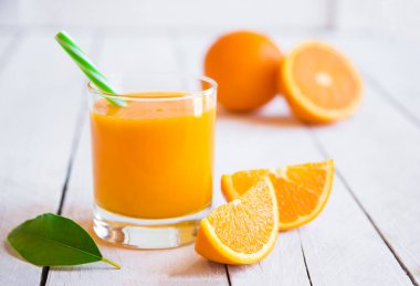 Tahta masada taze portakal suyu yakın plan çekimi.